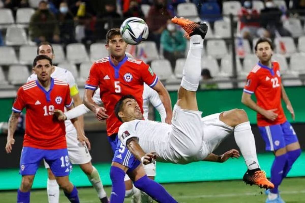Imágenes del último partido eliminatorio entre la Roja y la Celeste. El marcador fue favorable a los Charrúas por 2-0. Foto: Comunicaciones/FFCh