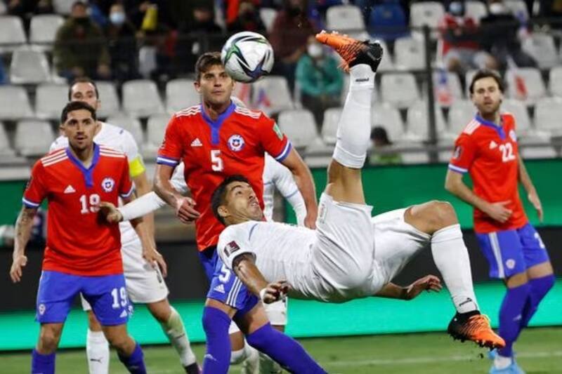 Imágenes del último partido eliminatorio entre la Roja y la Celeste. El marcador fue favorable a los Charrúas por 2-0. Foto: Comunicaciones/FFCh