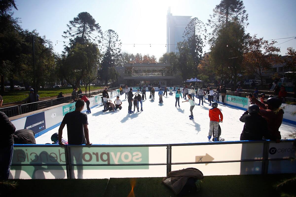 Hay diferentes pistas de patinaje que puedes visitar en Santiago. Créditos: ATON.