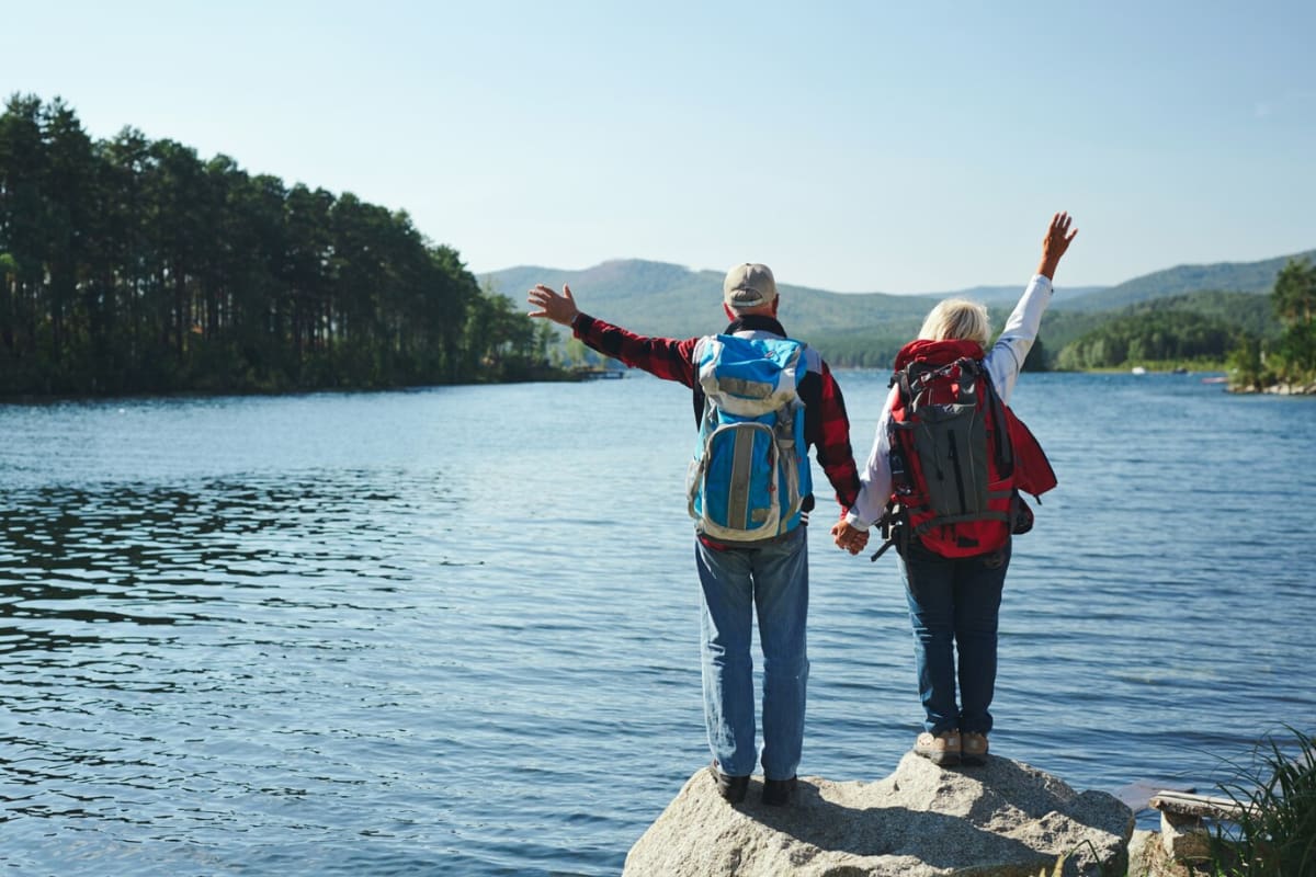 Revisa los beneficios que ofrece el Servicio Natural de Turismo para que las personas mayores puedan viajar por Chile.