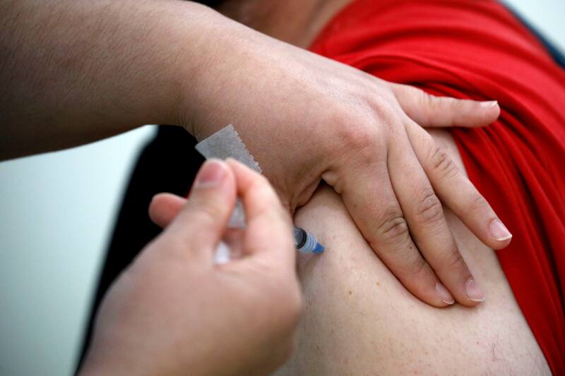 Revisa si perteneces al grupo de personas que deben vacunarse contra la influenza este 2024.