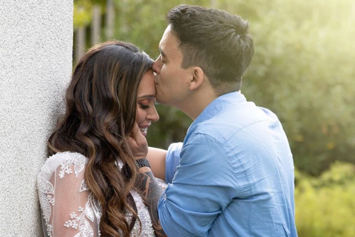 Le entregó románticos regalos de cumpleaños a su esposo.