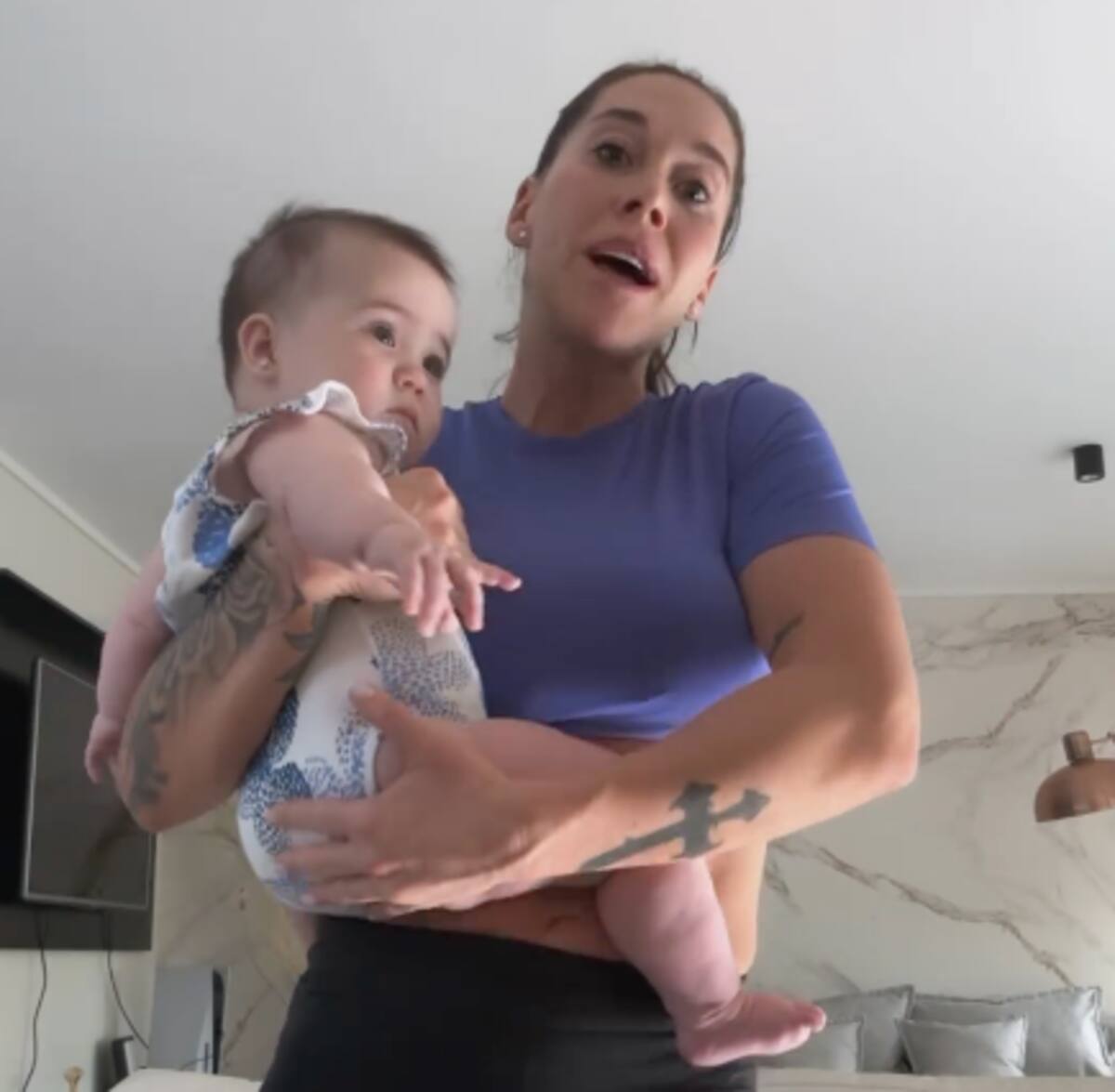 Vale Roth junto a su hija.