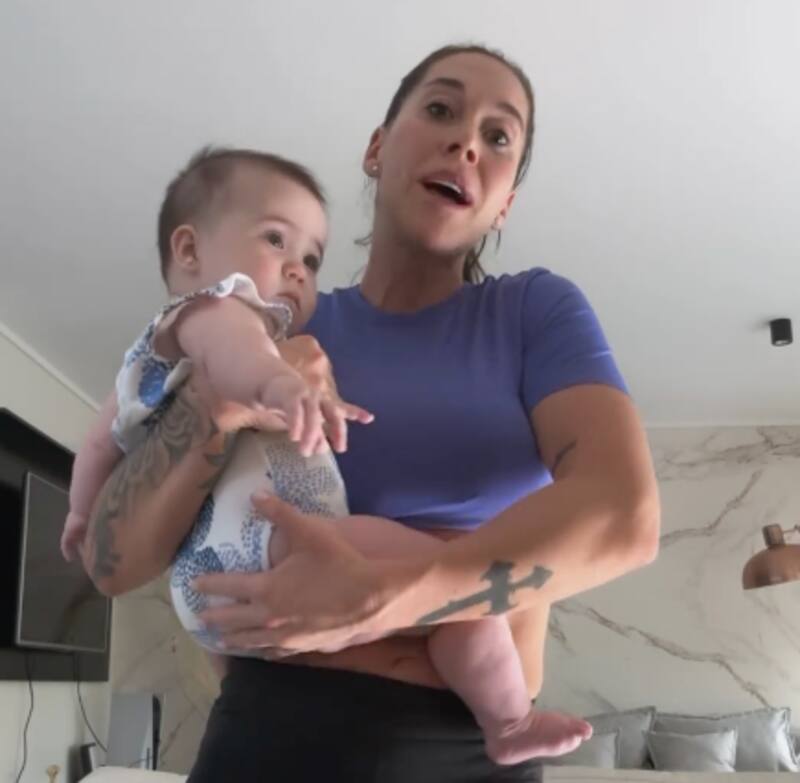 Vale Roth junto a su hija.