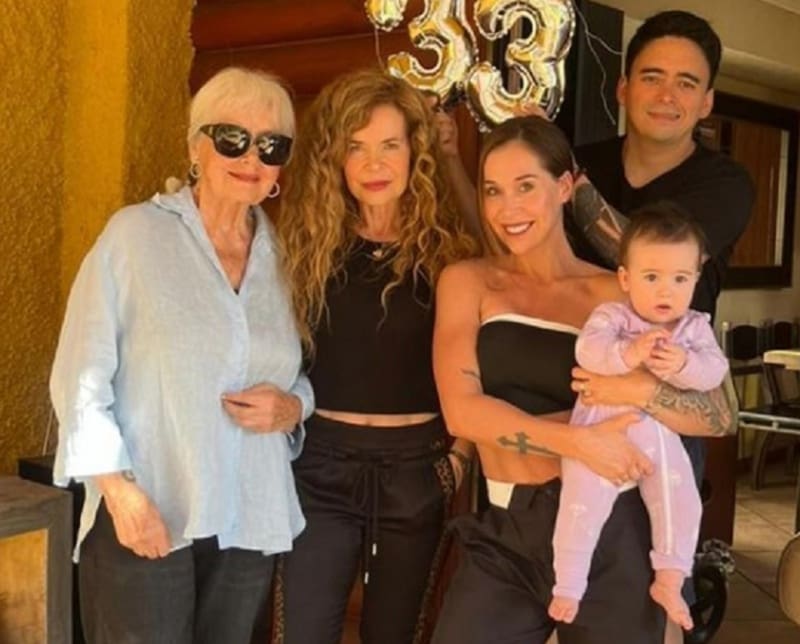 junto a su familia