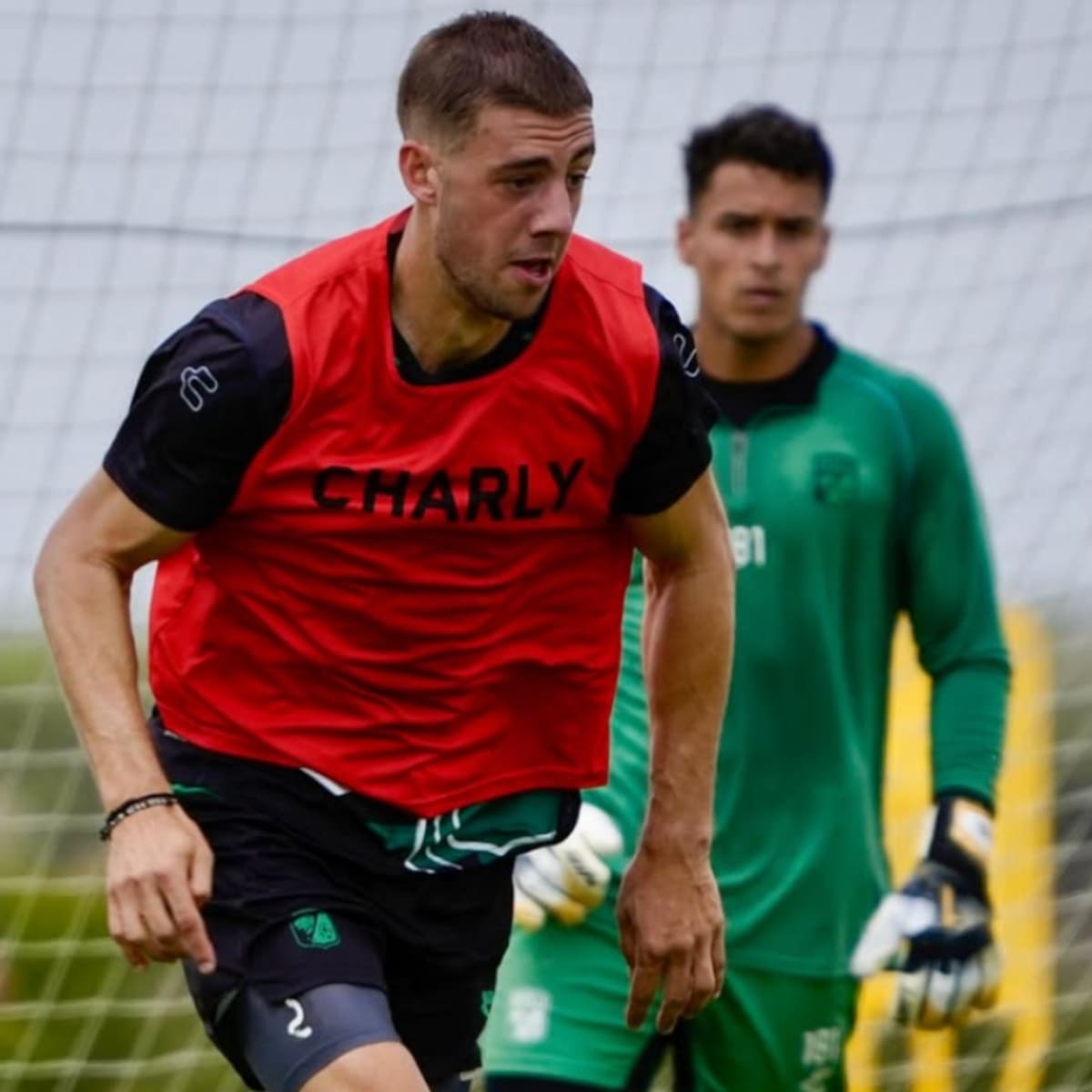 Los dos chilenos que “obligaron” la salida de Valentín Gauthier de León rumbo a la U
