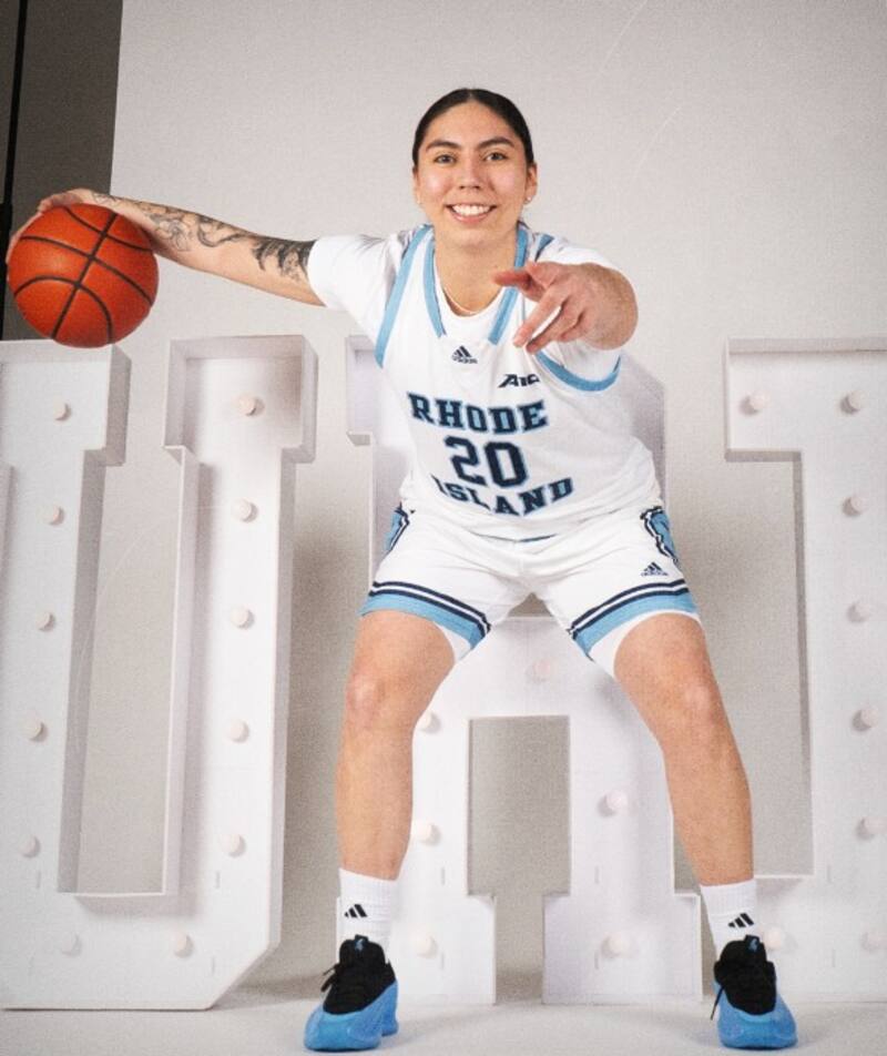 Luce el uniforme de su nuevo equipo de la University Rhode Island. La temporada pasada estuvo en Virginia Commonwealth University.