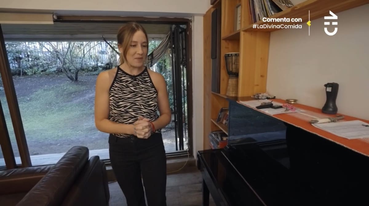 Valentina junto a su piano, el cual tiene como apoyo y adorno, ya que aún no sabe tocar.