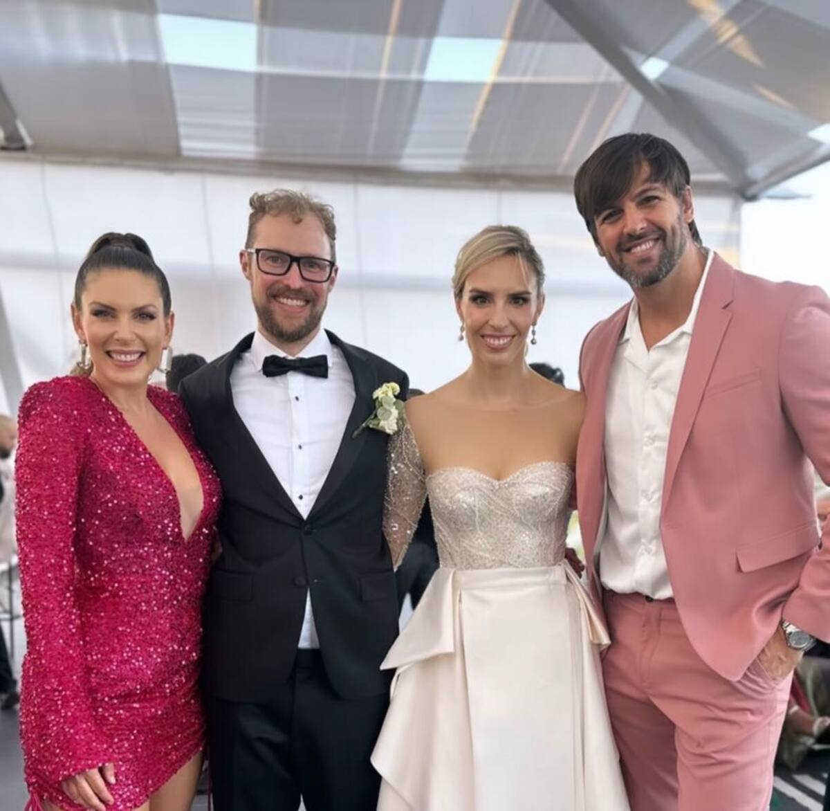 Valeria Ortega y Jonathan Lawn con Eugenia Lemos en su matrimonio.