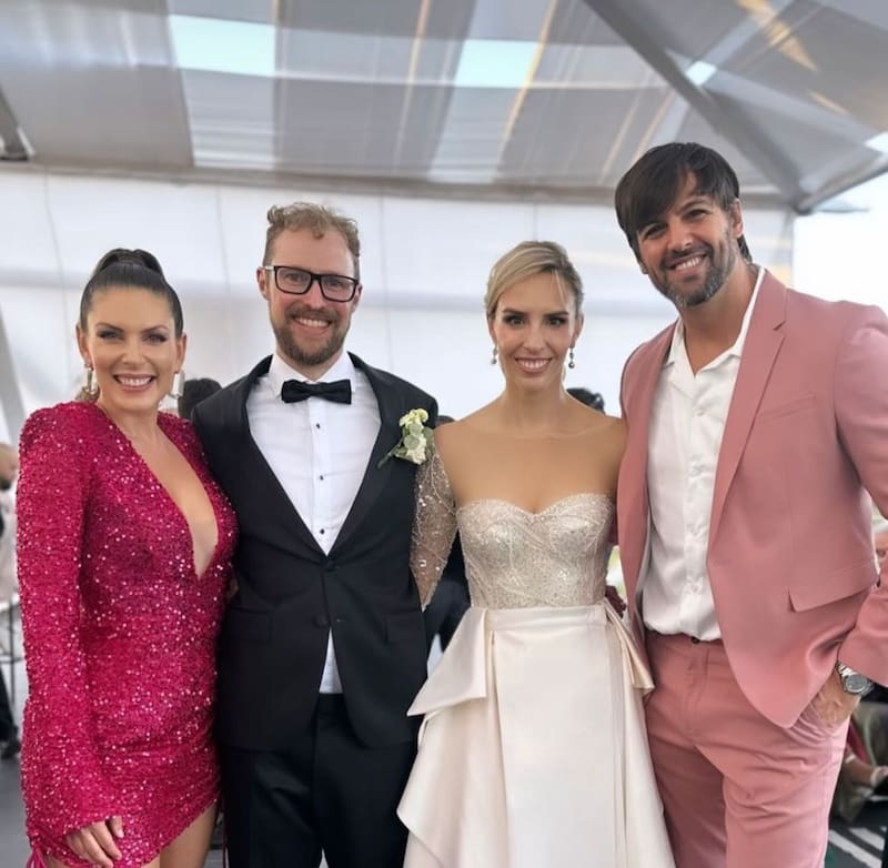 Valeria Ortega y Jonathan Lawn con Eugenia Lemos en su matrimonio.