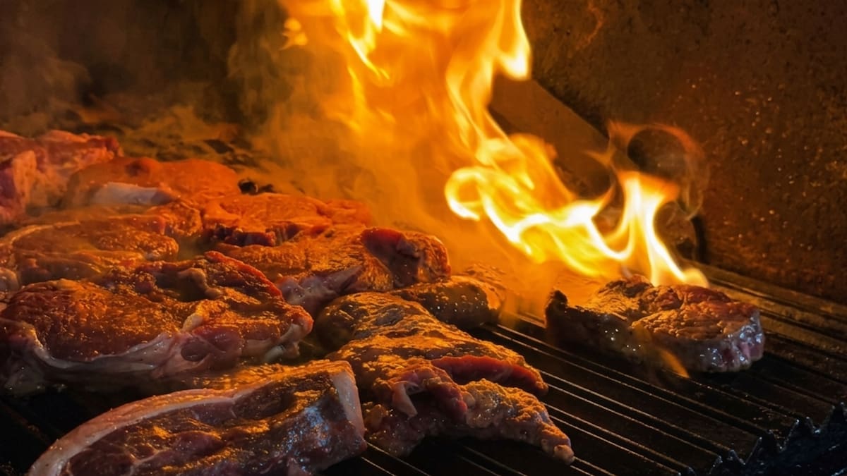 Parrillada y comida peruana sin límite: El tenedor libre de carnes que conquista en Santiago por su precio y sabor