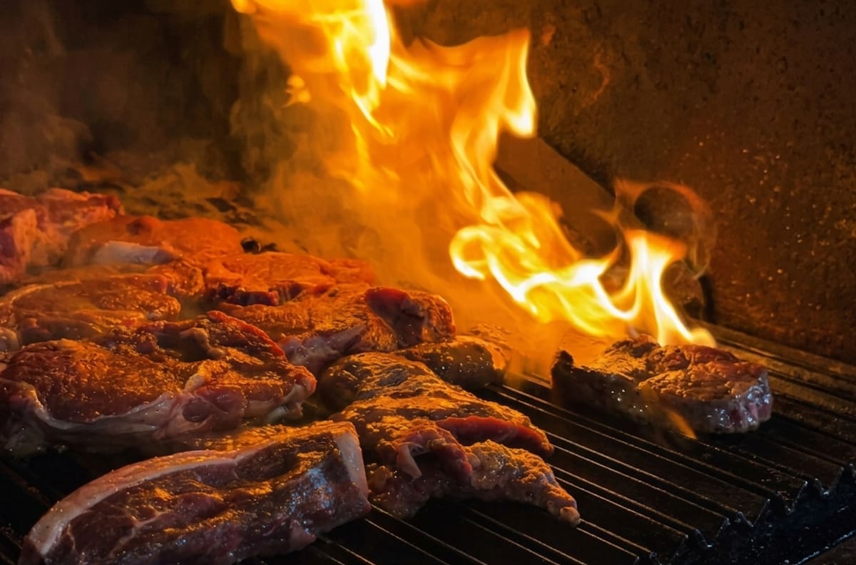 Parrillada y comida peruana sin límite: El tenedor libre de carnes que conquista en Santiago por su precio y sabor