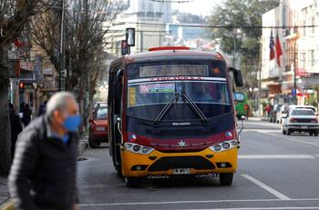 VIDEO | Registran peligroso retroceso de micro durante marcha de estudiantes en Valparaíso