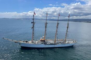 VIDEO | Así fue la emotiva llegada del Buque Escuela “Esmeralda” al puerto de Valparaíso tras 6 meses de viaje