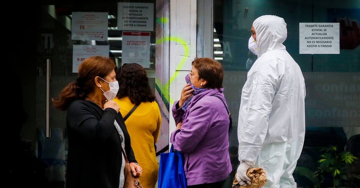 07 DE ABRIL DE 2020/VALPARAISO
Un hombre vestido con un traje aislante espera su turno en un servicio de calle Esmeralda, en medio del estado de emergencia por la pandemia del Coronavirus, que ya ha dejado 5 mil, 116 casos contagiados y 43 muertos en todo el pais.
FOTO: LEONARDO RUBILAR CHANDIA/AGENCIAUNO