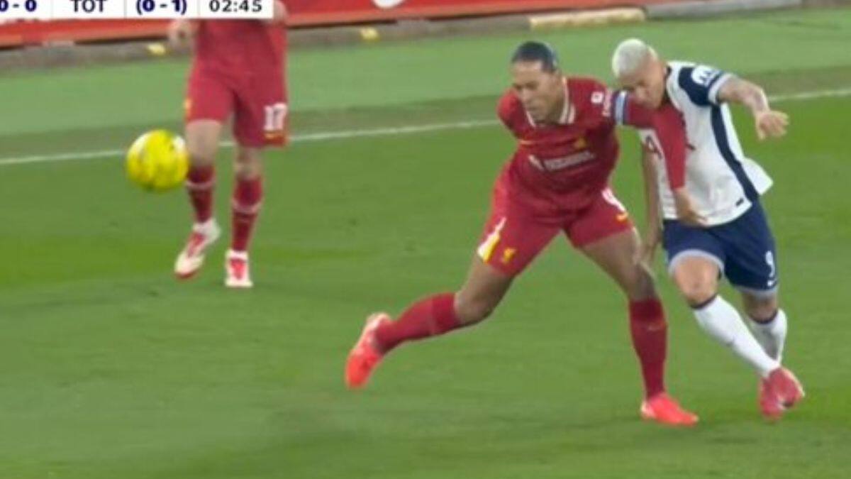 Pocas veces visto: Van Dijk amagó a Richarlison y agrandó la rivalidad entre ambos en Inglaterra
