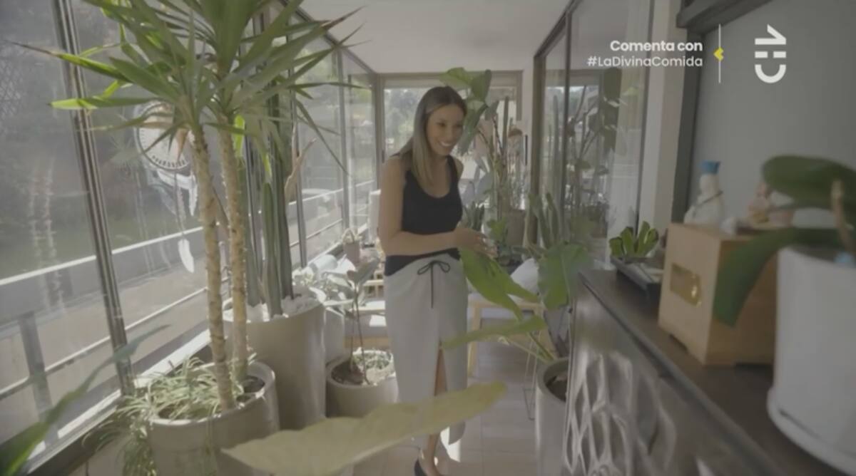 Una sonriente Vanesa Borghi hablando sobre su hogar