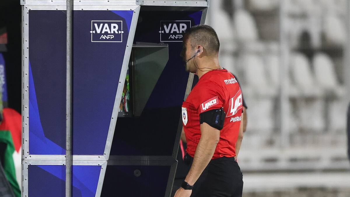 ¿Llegará a Chile? La nueva función del VAR que cambiará por completo el fútbol