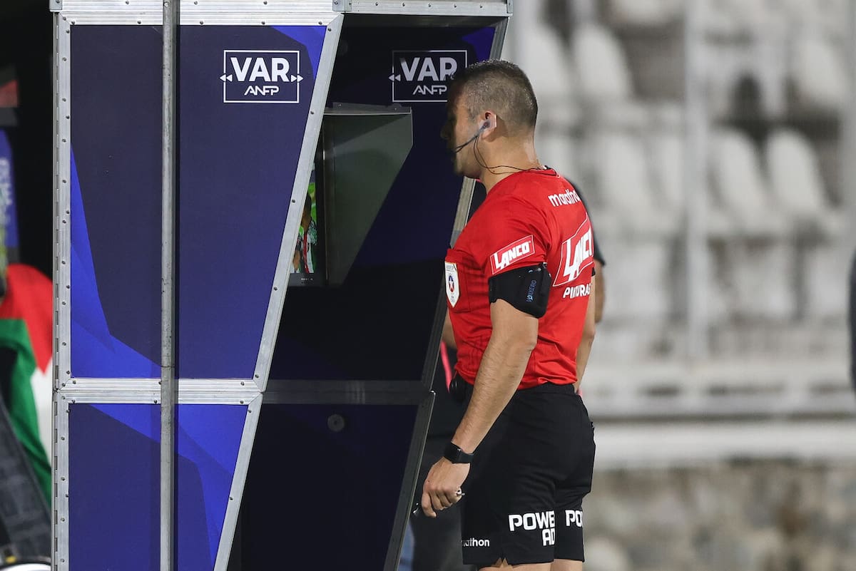 Preparan una intervención de la video asistencia. Foto: Agencia Aton.