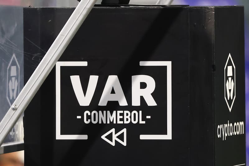 El monitor cambia de lugar y estará al lado  opuesto del banco.