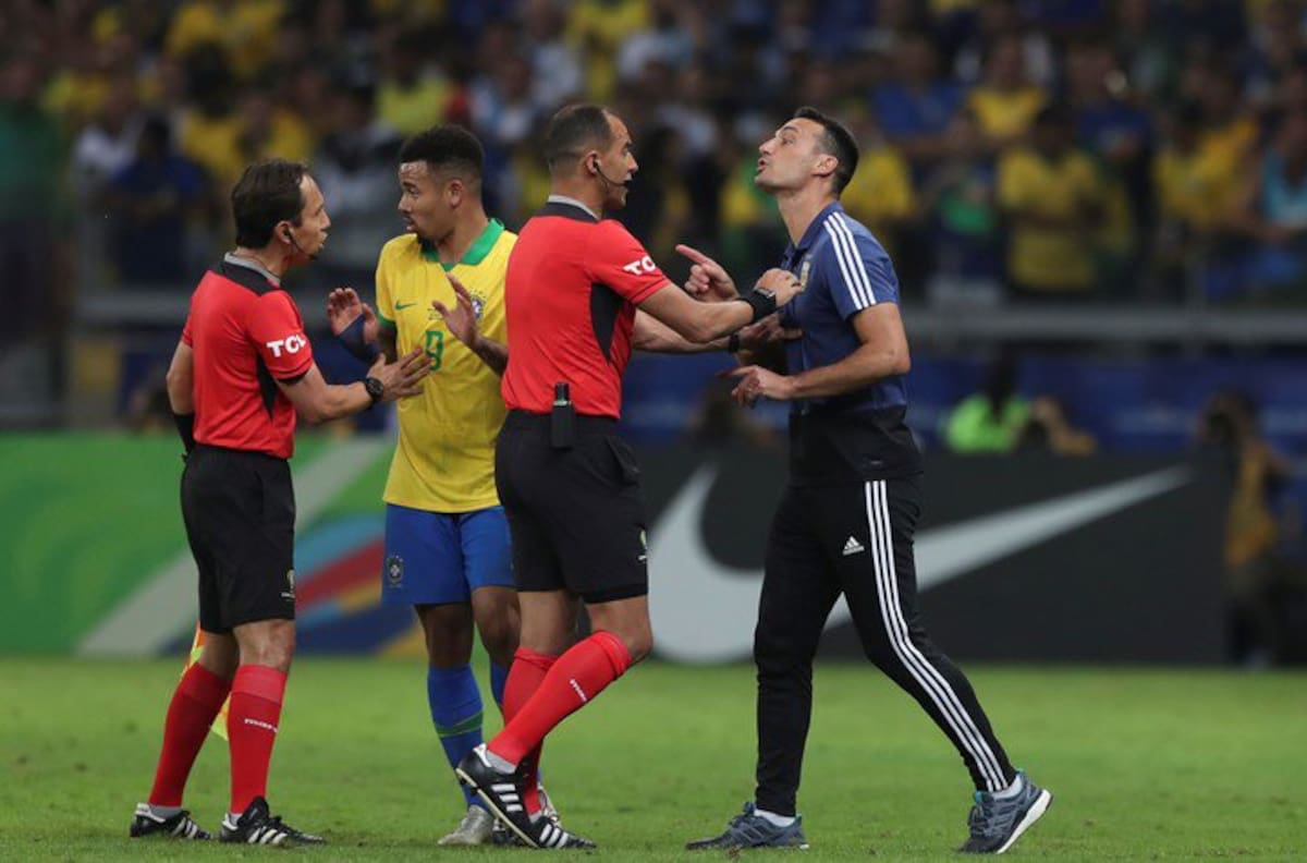 La AFA podría presentar una queja formal por los dos penales no sancionados a Argentina en la derrota ante Brasil
