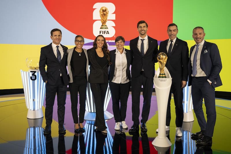 en el sorteo de las Eliminatorias de la UEFA rumbo al Mundial 2026. (Foro: EFE)