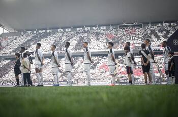 Dos chilenos quedaron en ascuas en Brasil tras el despido de su técnico por malos resultados