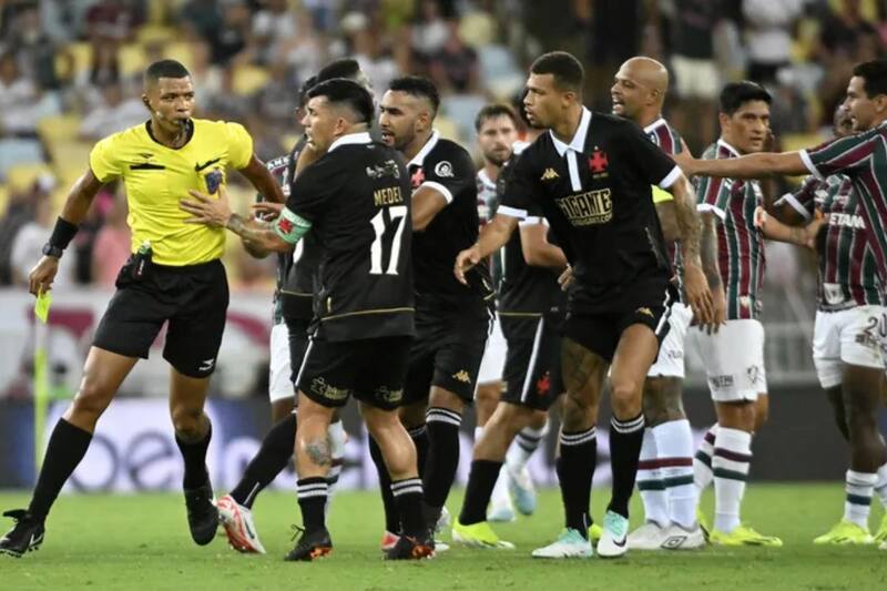 Gary Medel fue expulsado en el minuto 69 del clásico con Fluminense.