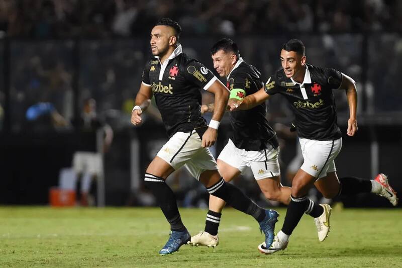 Gary Medel jugando con el Vasco Da Gama.