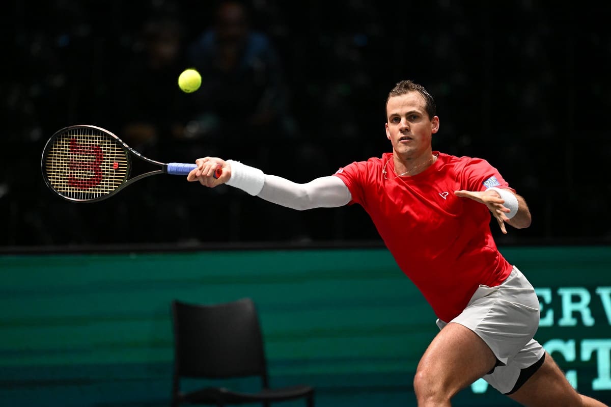 jugando para Canadá en Copa Davis