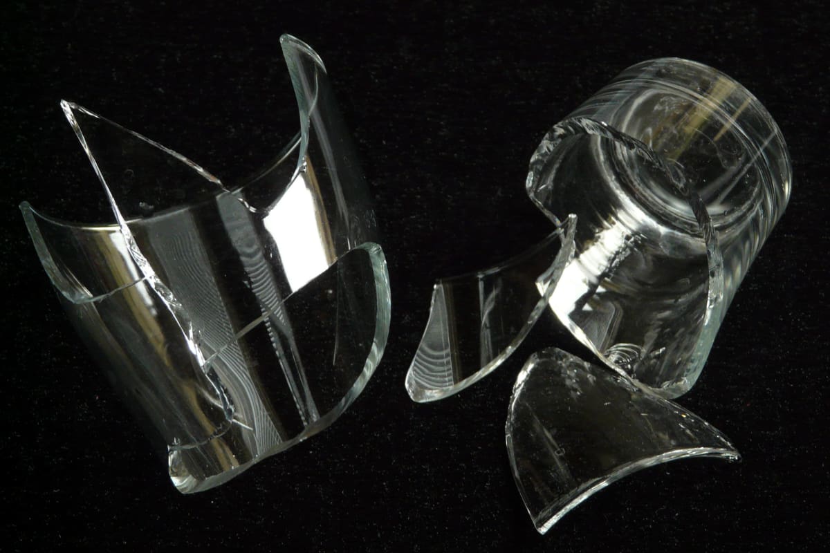 Con estos consejos evitarás accidentes por vidrio que pueda quedar en el suelo.
