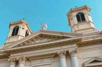 En pleno límite entre Providencia y Santiago: el barrio que te hará sentir como en Europa, con una monumental iglesia y varios jardines