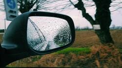 Con este simple truco evitarás que tus espejos laterales queden con gotas de agua