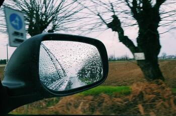 Con este simple truco evitarás que tus espejos laterales queden con gotas de agua
