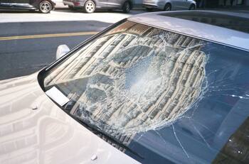 Esta es la impactante multa que recibirás por conducir con tu parabrisas trizado