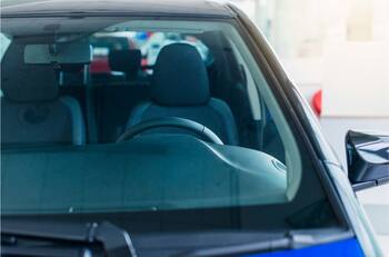 Por este pequeño detalle en los vidrios del vehículo puedes reprobar la revisión técnica 2025