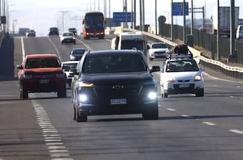¿Debo ceder el paso si voy a velocidad máxima en la pista rápida y otro vehículo quiere sobrepasarme?