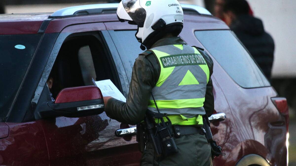 Multas de hasta $200.000: conductores arriesgan sanción por llevar a estas personas en el asiento delantero