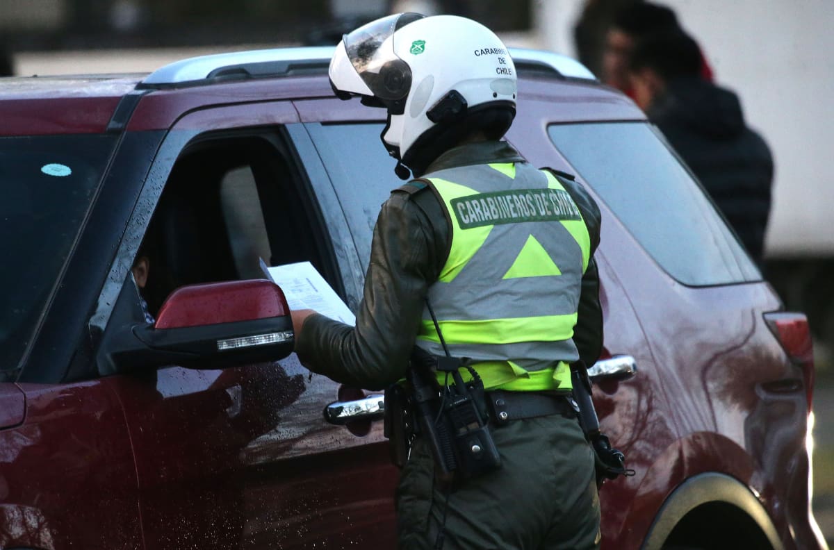 Multas de hasta $200.000: conductores arriesgan sanción por llevar a estas personas en el asiento delantero