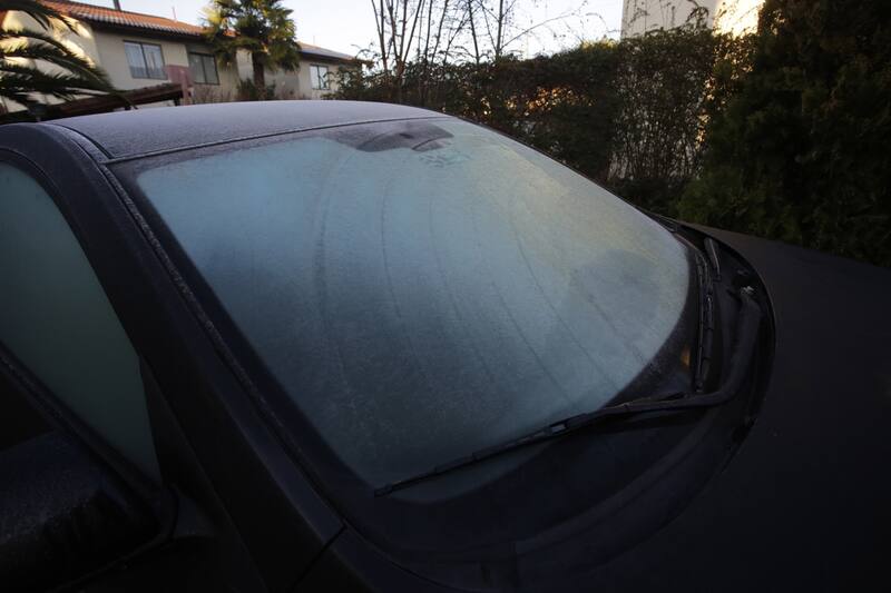 Con sencillos trucos podrás quitar el hielo de los vidrios de tu auto.