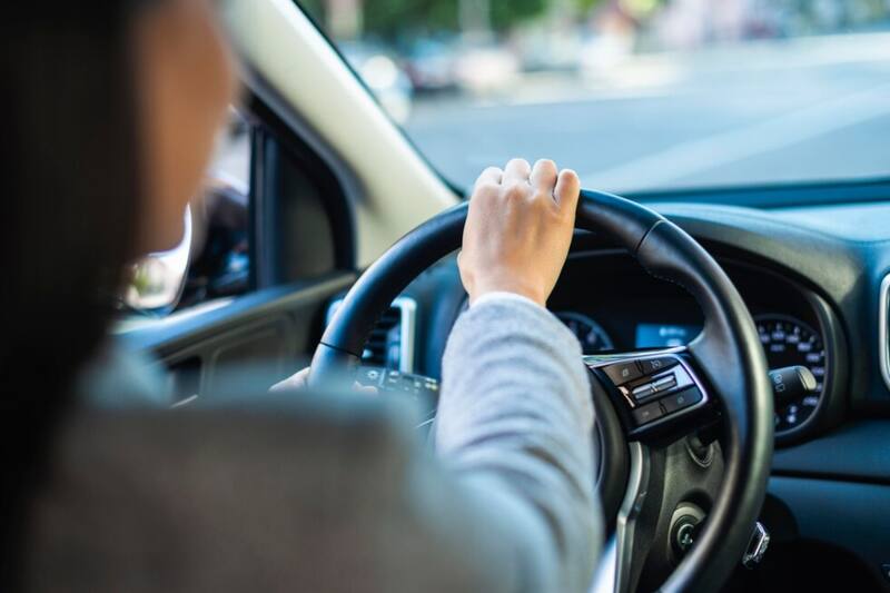 Quienes cometan esta infracción harán que el vehículo que es manejado sea incautado, esté o no a su nombre.