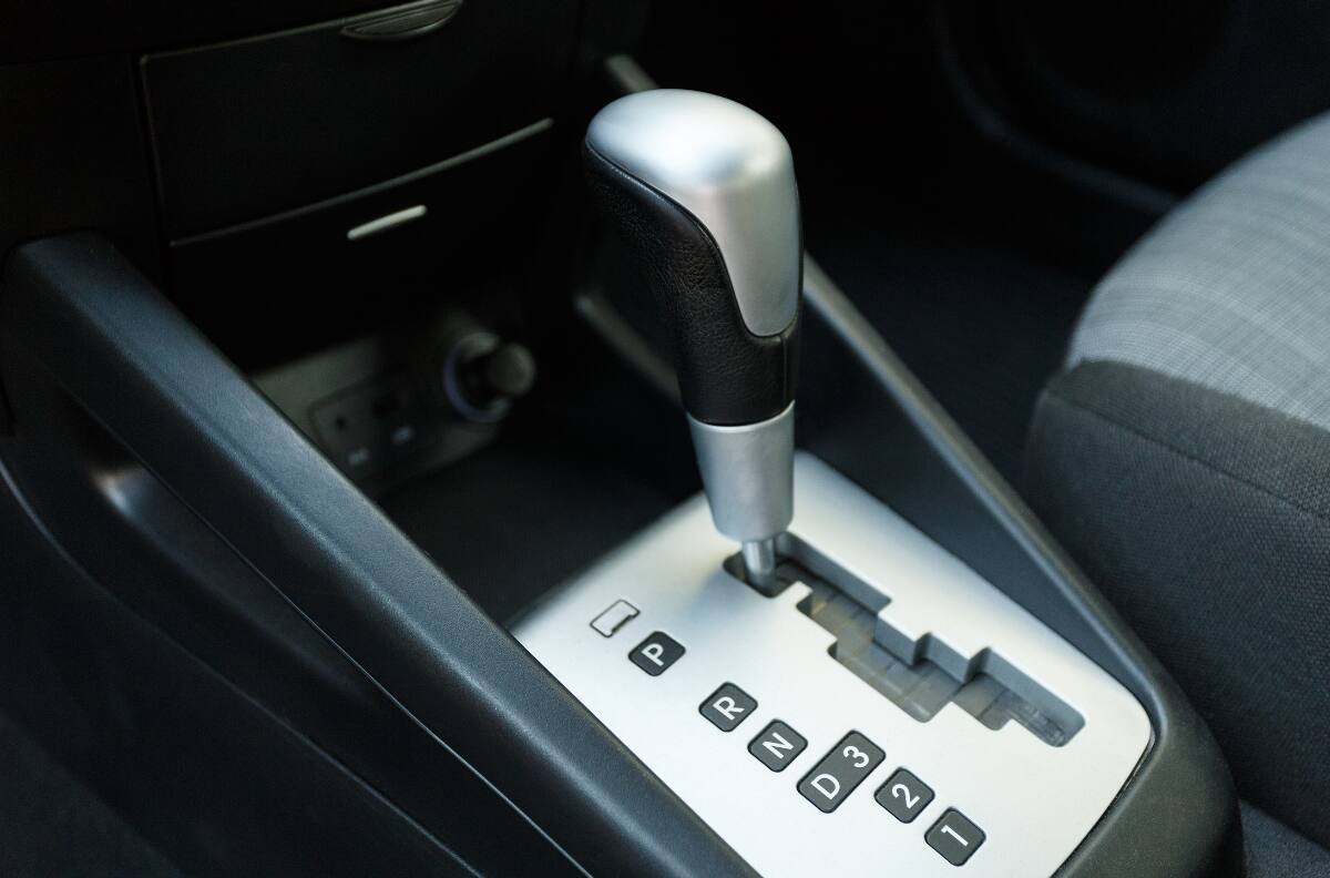 Estos son los 5 ERRORES más comunes que debes evitar si manejas un vehículo automático