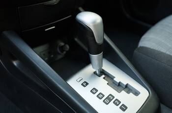Estos son los 5 ERRORES más comunes que debes evitar si manejas un vehículo automático