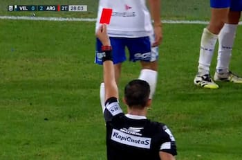 Ex Colo Colo fue expulsado con patada criminal en eliminación de Vélez en el fútbol argentino