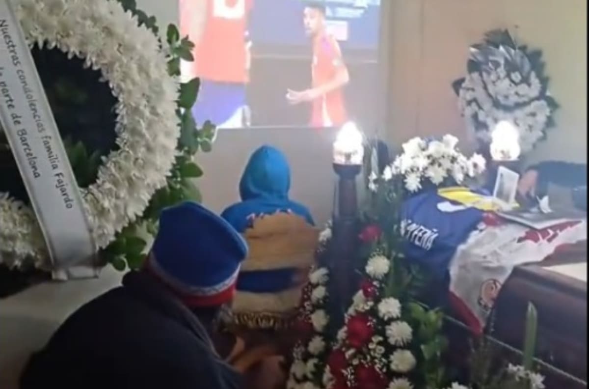El insólito video que se viralizó en las últimas horas: vieron el Chile-Perú en un velorio