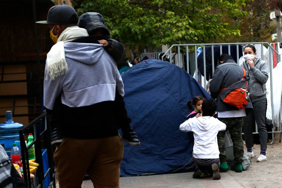 Santiago 12 mayo 2020
Venezolanos acampan en las afueras de su Embajada ubicada en la comuna de Providencia en esperan un viaje humanitario que los lleve de vuelta a su País.
Javier Salvo/ Aton Chile