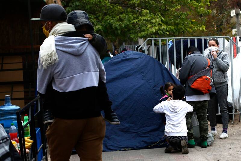 Santiago 12 mayo 2020
Venezolanos acampan en las afueras de  su Embajada  ubicada en la comuna de Providencia en esperan un viaje humanitario que los lleve de vuelta a su País. 
Javier Salvo/ Aton Chile