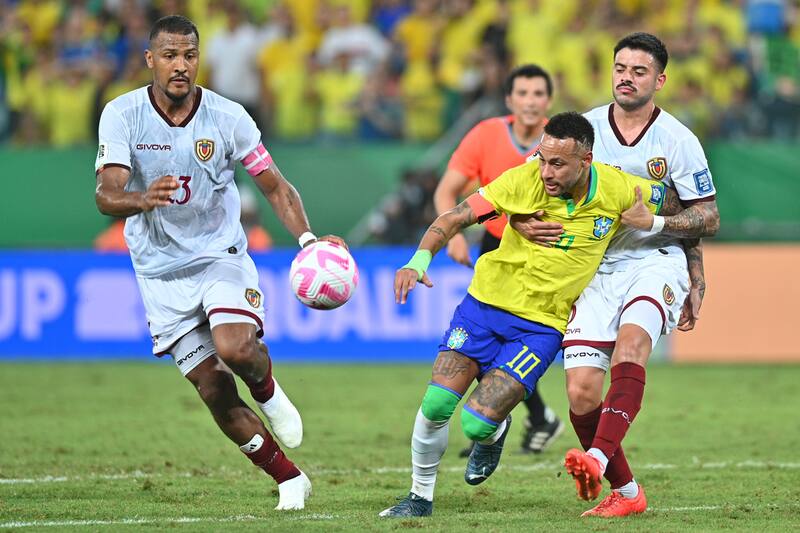 Neymar Jr (c) de Brasil disputa el balón con Junior Moreno (d) de Venezuela, el 12 de octubre de 2023, en un partido de las Eliminatorias Sudamericanas para la Copa Mundial de Fútbol 2026 entre Brasil y Venezuela en el estadio Arena Pantanal en Cuiabá (Brasil). EFE/ Andre Borges