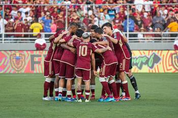 Venezuela sorprende y nomina a dos jugadores del fútbol chileno para enfrentar a La Roja