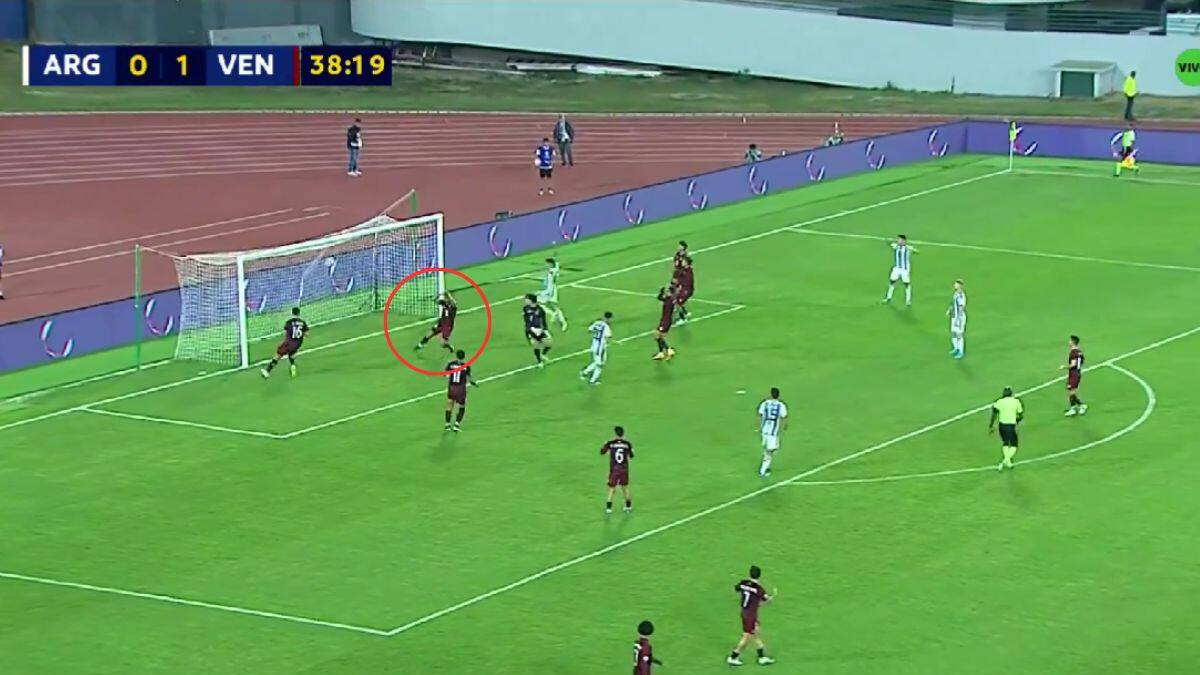 VIDEO | Autogolazo: Defensa de Venezuela se mandó un chascarro de aquellos en el Preolímpico